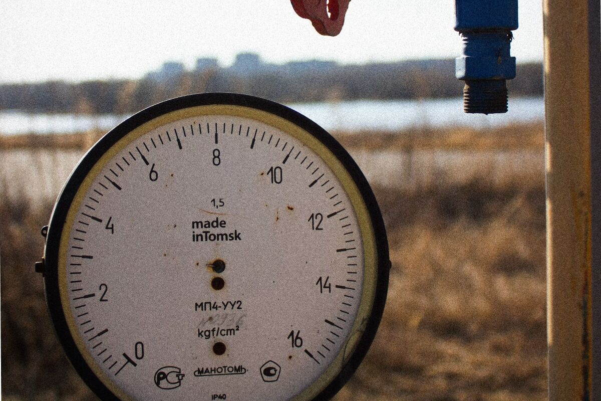 Pressure gauge and valve mounted on an outdoor process pipe